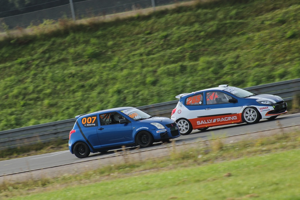 Der var en fantastisk Oldboys duel mellem Bjarne Haa Rasmussen (265) og Jørn Støvring (007), i meget forskelligt materiel, i form af en Suzuki Swift Sport, og en Renault Clio III.
(Foto: JJ Media)